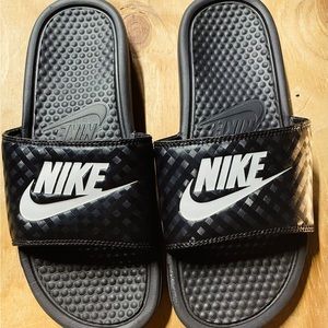 Nike Benassi slide sandals